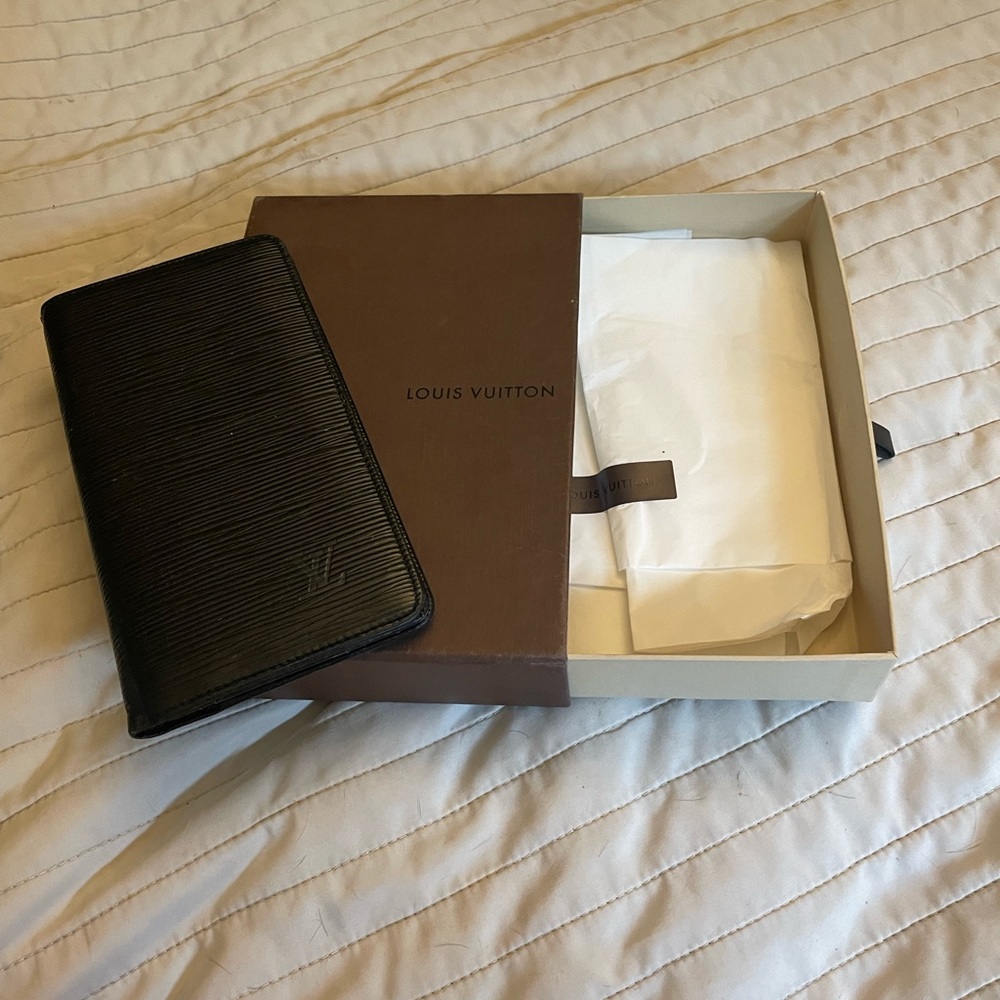 Black epi leather check book wallet or wallet made in Spain Louis Vuitton unisex